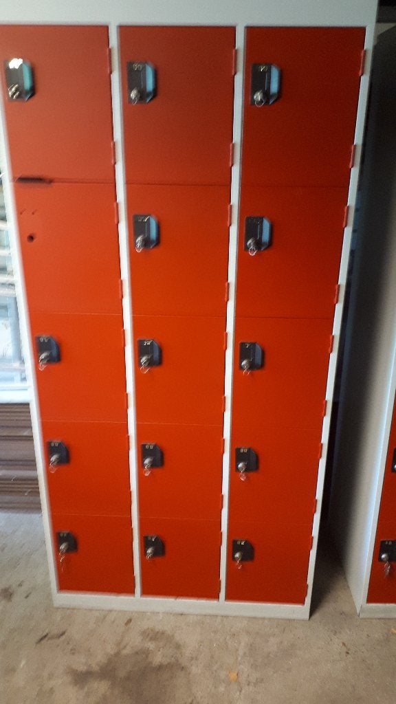 Rode lockerkast met 15 afsluitbare vakken met eigen sleutel, Huis en Inrichting, Kasten | Lockerkasten, Gebruikt, Ophalen
