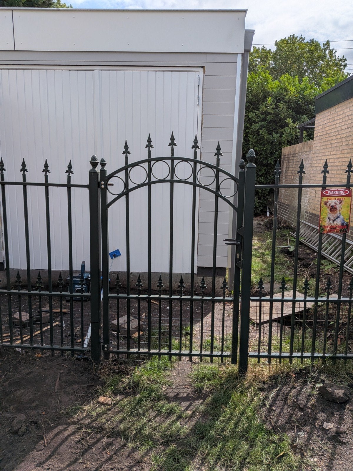 Metalen tuinhek met poort - 5 meter breed, 1.60 meter hoog, Tuin en Terras, Ophalen, Met poort, Gebruikt, Tuinhek