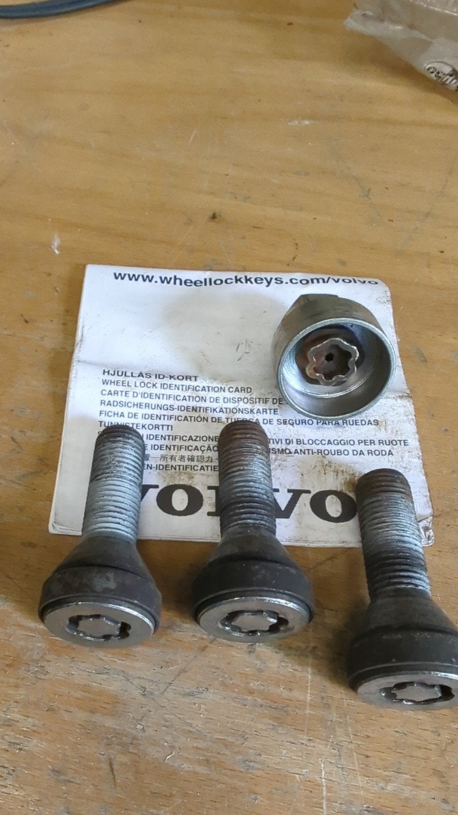 Volvo wielbouten met slot, 3 stuks, inclusief sleutel, Ophalen of Verzenden, Gebruikt, Volvo