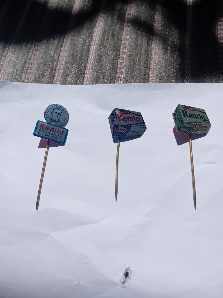 3 pins - REMIA, Ophalen of Verzenden, Zo goed als nieuw, Merk, Speldje of Pin