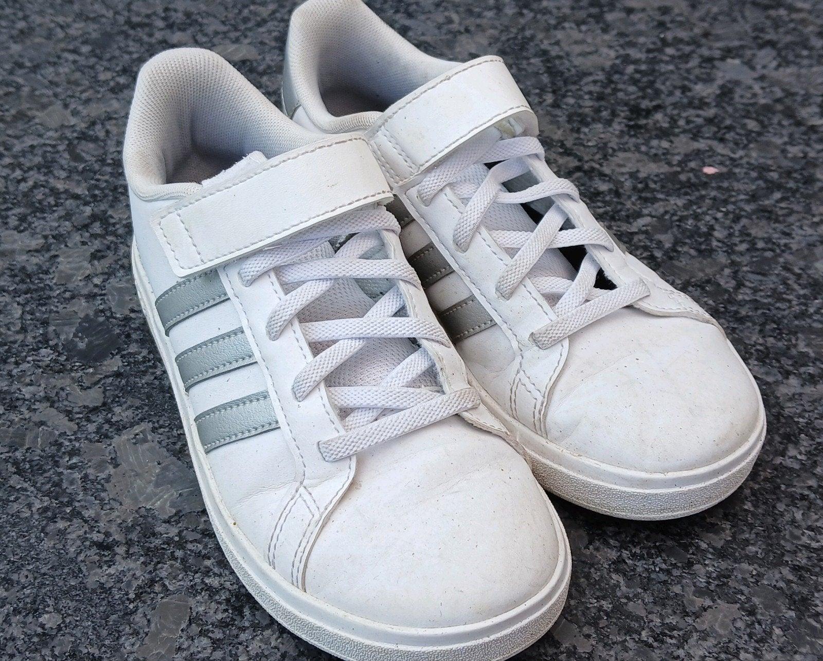 Adidas sneakers wit maat 33, Adidas, Gebruikt, Ophalen of Verzenden, Jongen of Meisje