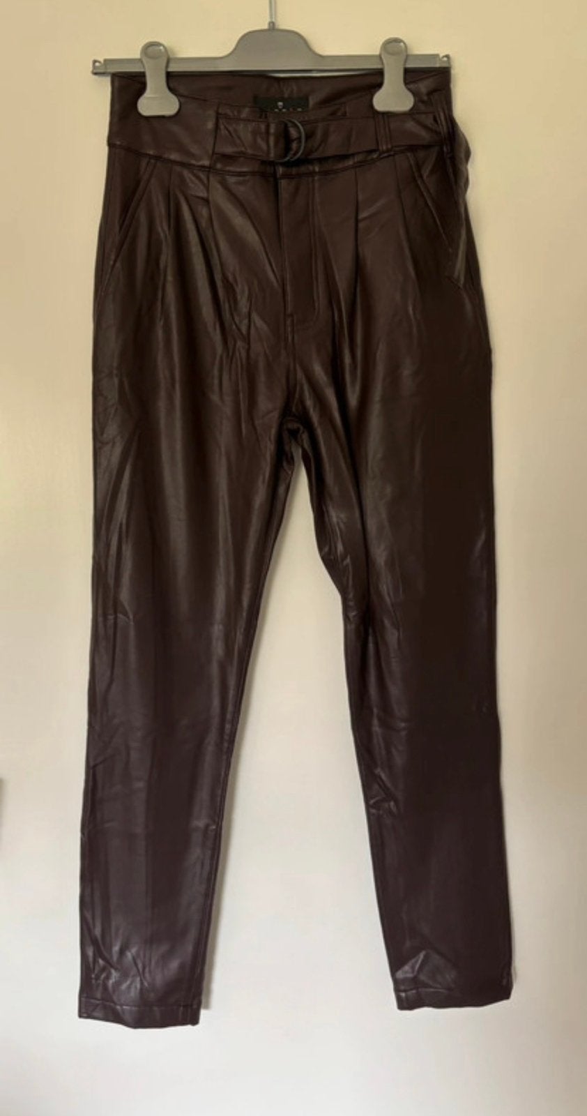 Florez Scarlett leather look broek – Donkerbruin – Maat 27, Bruin, Nieuw, Ophalen of Verzenden, Maat 36 (S)