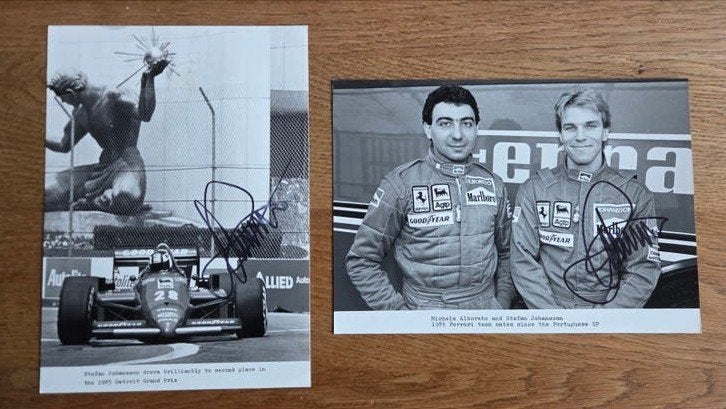 2 Gesigneerde persfoto's Ferrari F1 coureur Stefan Johansson, Ophalen of Verzenden, Gebruikt, Formule 1