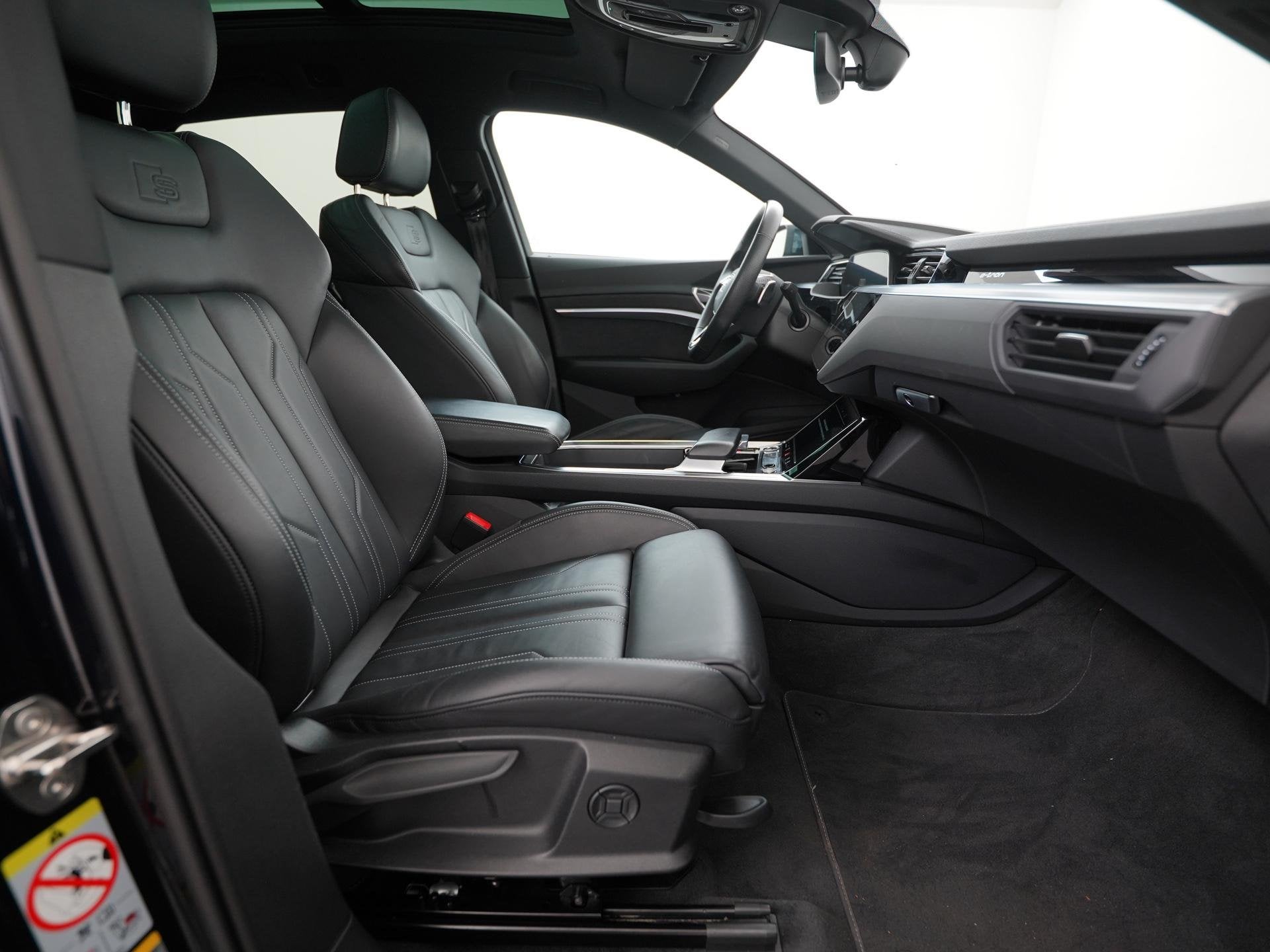 Audi e-tron 55 quattro S-Line Black Style 95 kWh | Panoramad, Auto's, Automaat, Automatische klimaatregeling, 95 kWh, Blauw