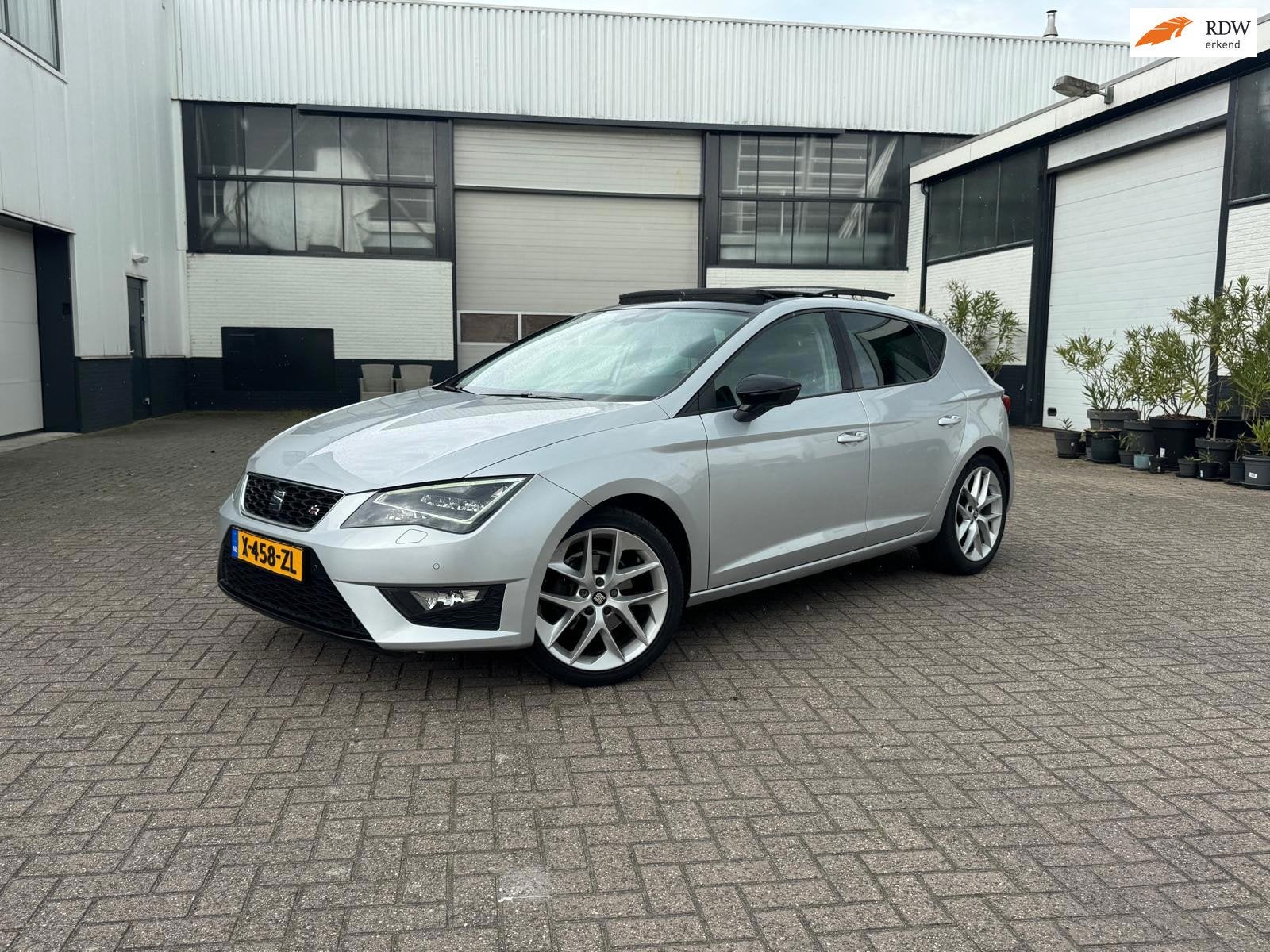 Seat Leon 1.4 EcoTSI FR DSG Pano, Auto's, 4 cilinders, 150 pk, Leon, Leder en Stof