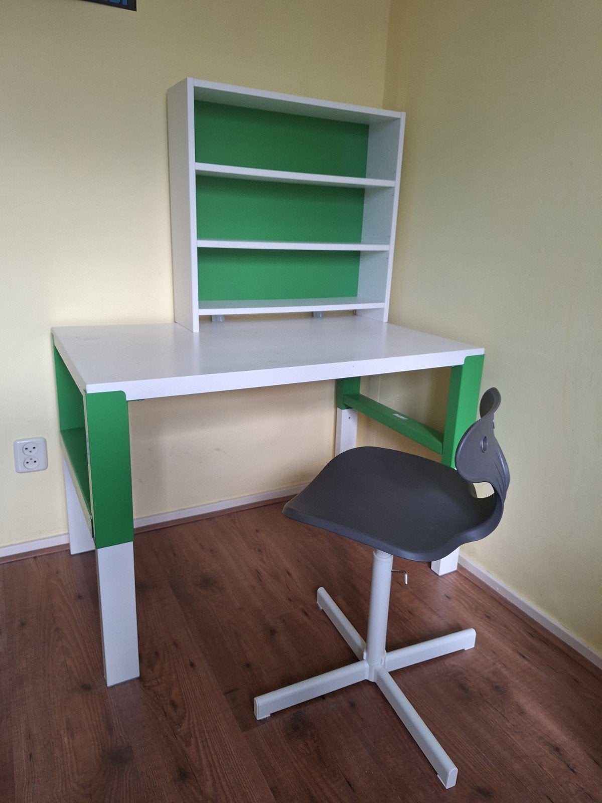 IKEA kinderbureau met opzetstuk en stoel, Huis en Inrichting, Bureaus, Ophalen, Zo goed als nieuw, IKEA, Opzetstuk