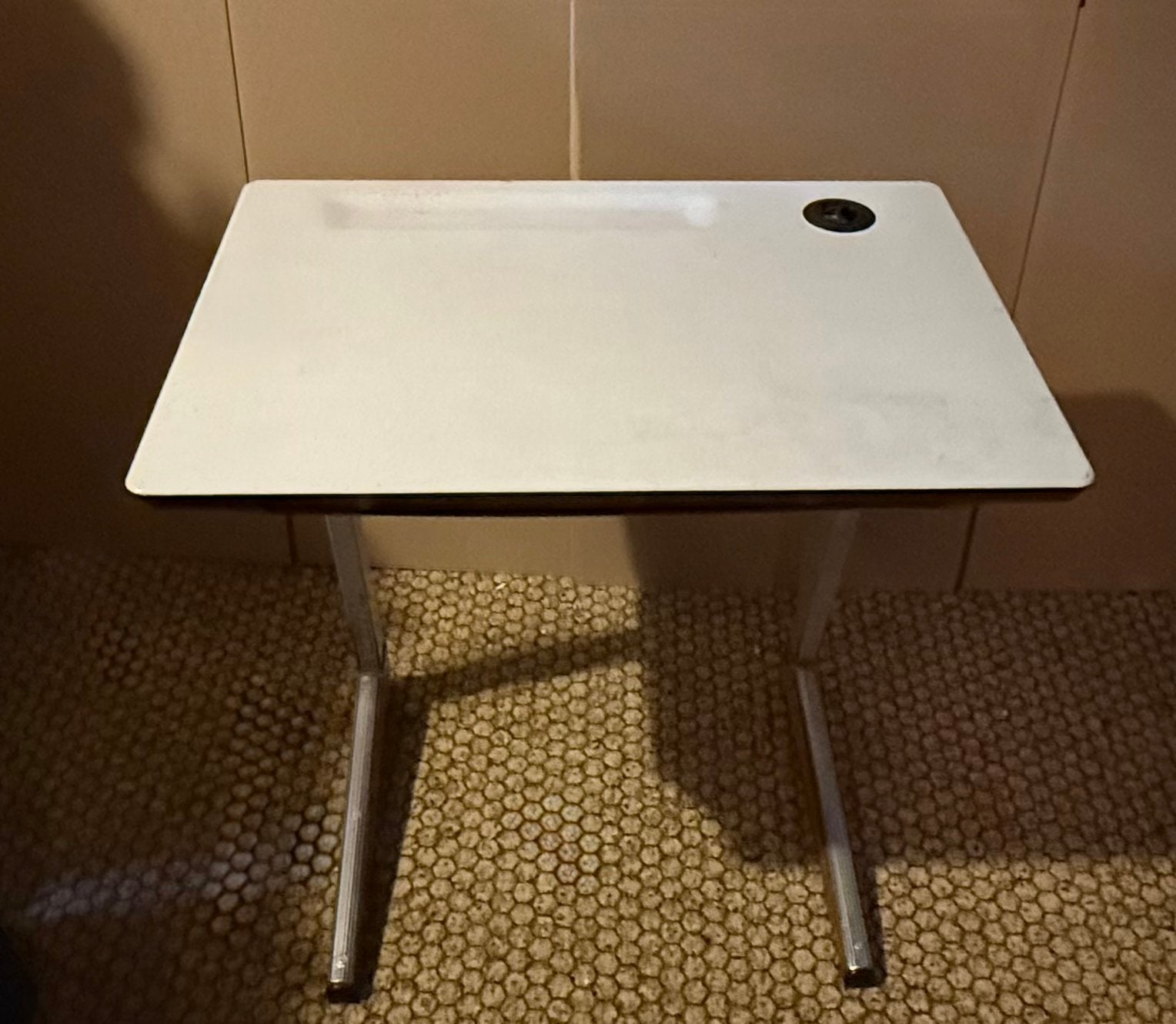 Vintage schoolbankje / bureau - wit met metalen poten, Huis en Inrichting, Ophalen, Gebruikt