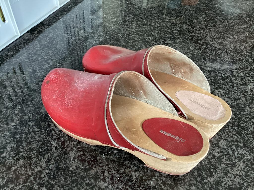 Rode houten klompen - Dighorn 37/38, Kleding | Dames, Ophalen of Verzenden, Zo goed als nieuw, Rood, Slippers