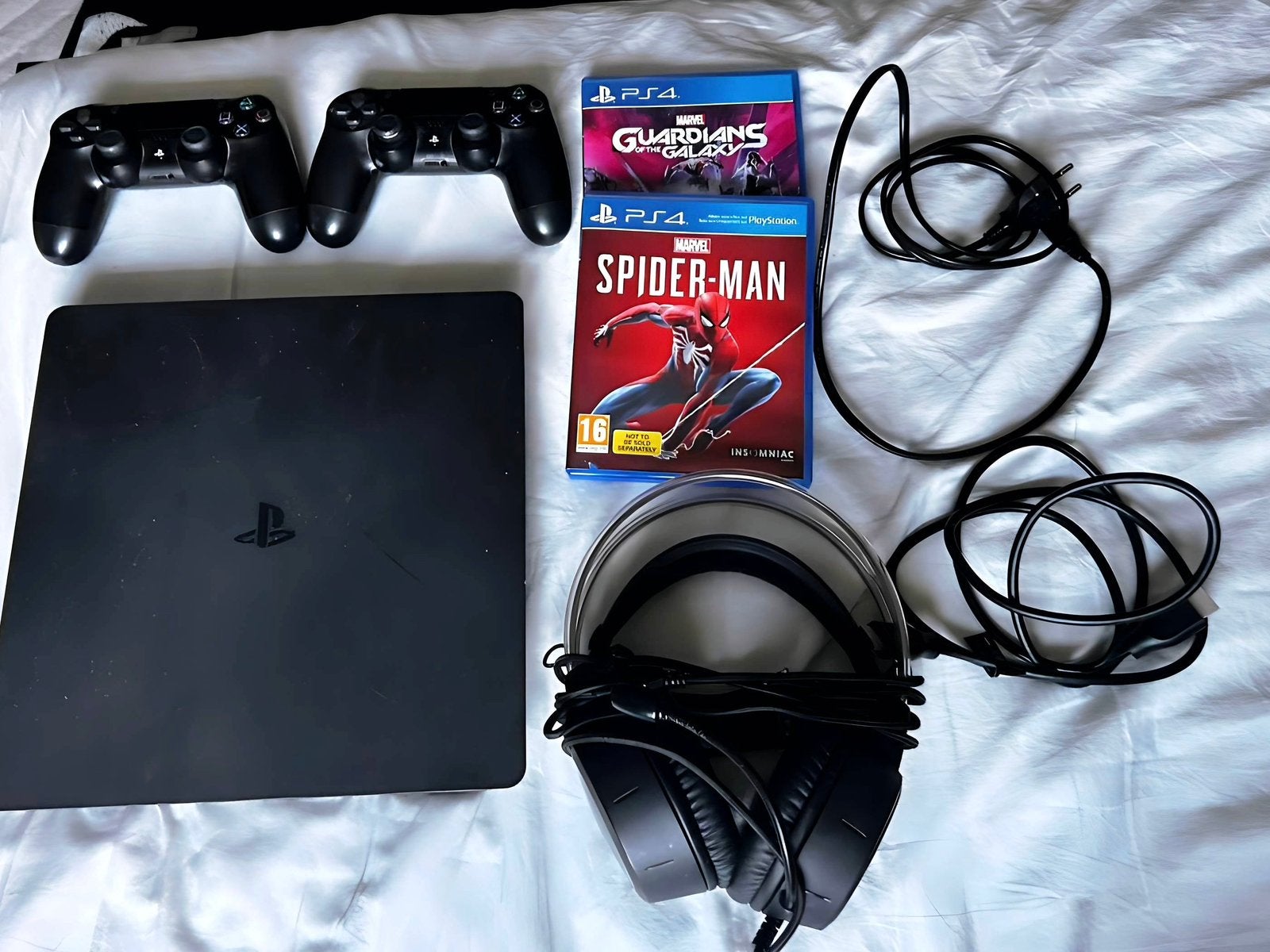 Playstation 4 goede staat plus 2 games en 2 conotrolers, 3 spelers of meer, Ophalen, Zo goed als nieuw, Vanaf 3 jaar