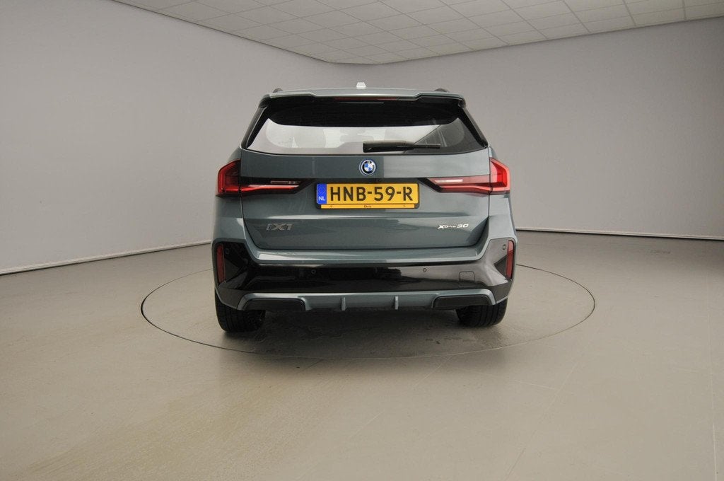 BMW iX1 xDrive30 | M-Sportpakket | LED | Leder | Navigatie |, Auto's, BMW, Zwart, Met garantie (alle), 33 min, Vierwielaandrijving