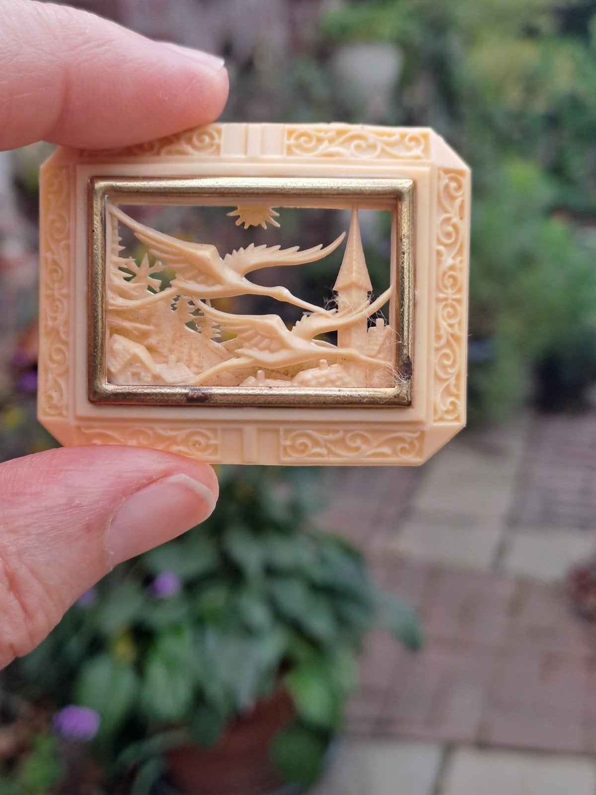 Art Deco Celluloid Broche 1920/30 Diorama Vliegende Ooievaar, Verzenden, Gebruikt, 4 tot 7 cm, Overige materialen