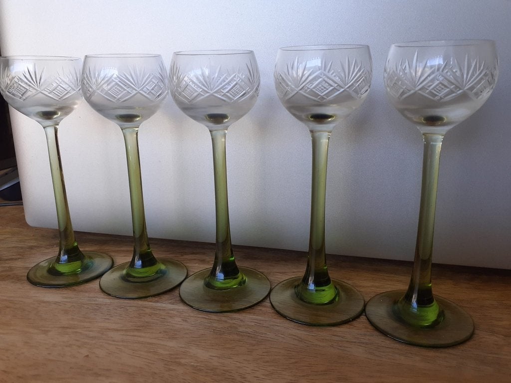 Antieke kristallen glazen met in glas geslepen decor, Ophalen