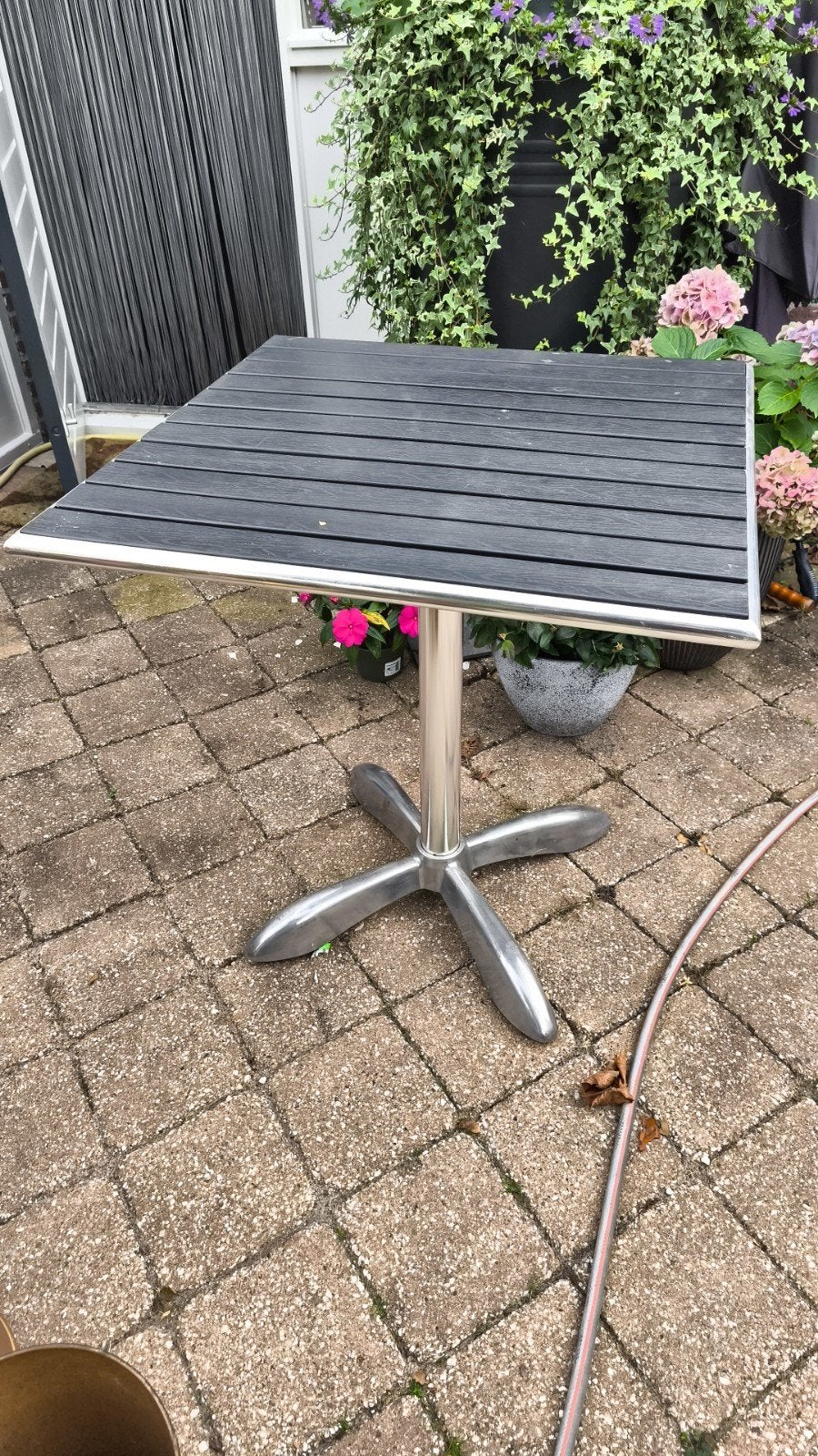 Terrastafel met donkergrijs blad en metalen onderstel, Ophalen, Zo goed als nieuw, Rechthoekig, Metaal