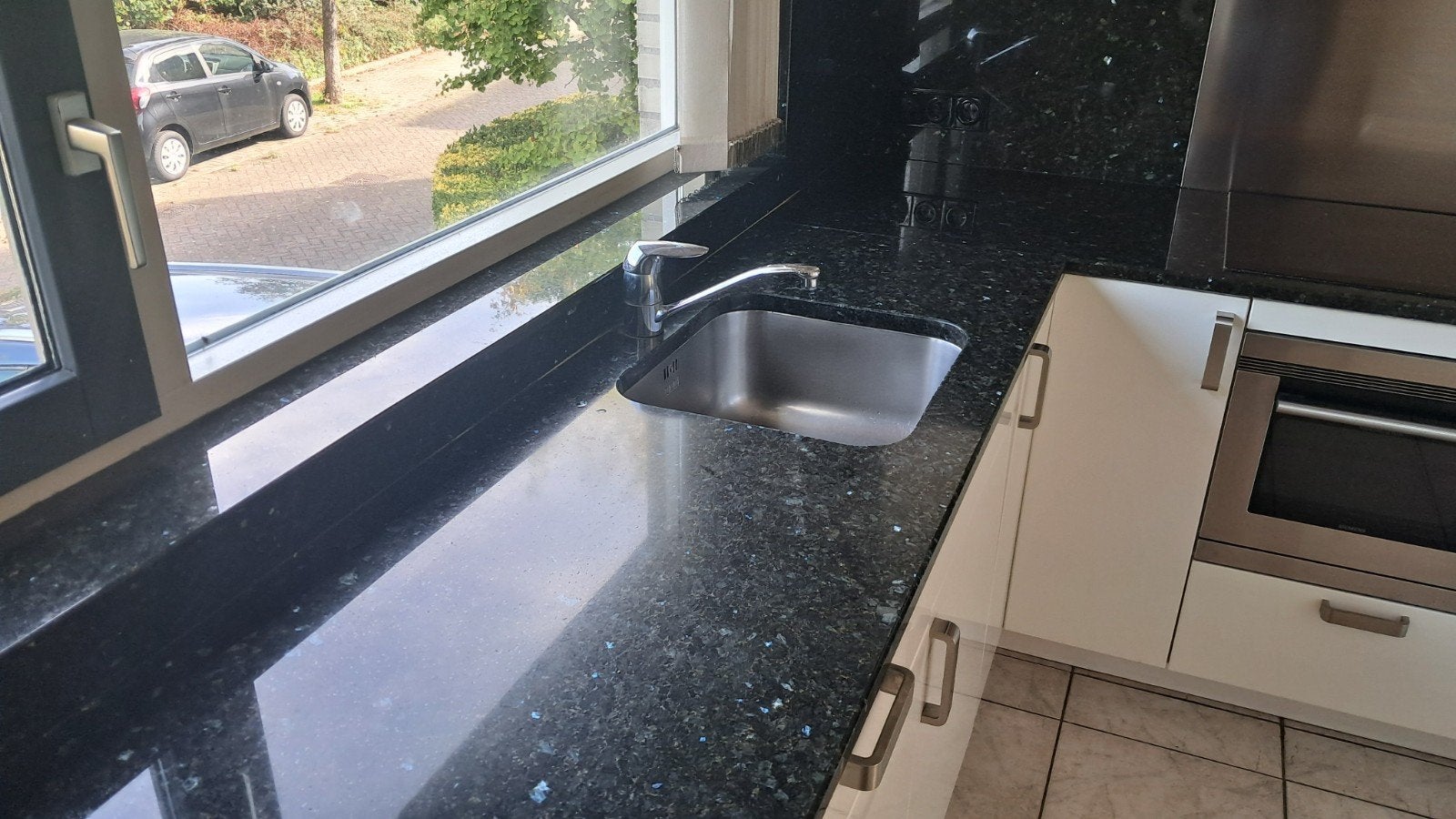 Complete keuken met natuurstenen blad en recente apparatuur, Huis en Inrichting, Keuken | Complete keukens, Ophalen, Graniet of Steen