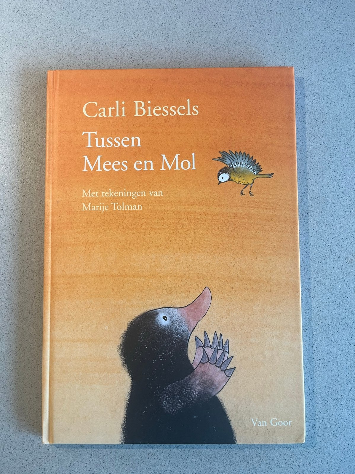 Tussen Mees en Mol - Carli Biessels (Kinderboek), Ophalen of Verzenden, Zo goed als nieuw, Sprookjes