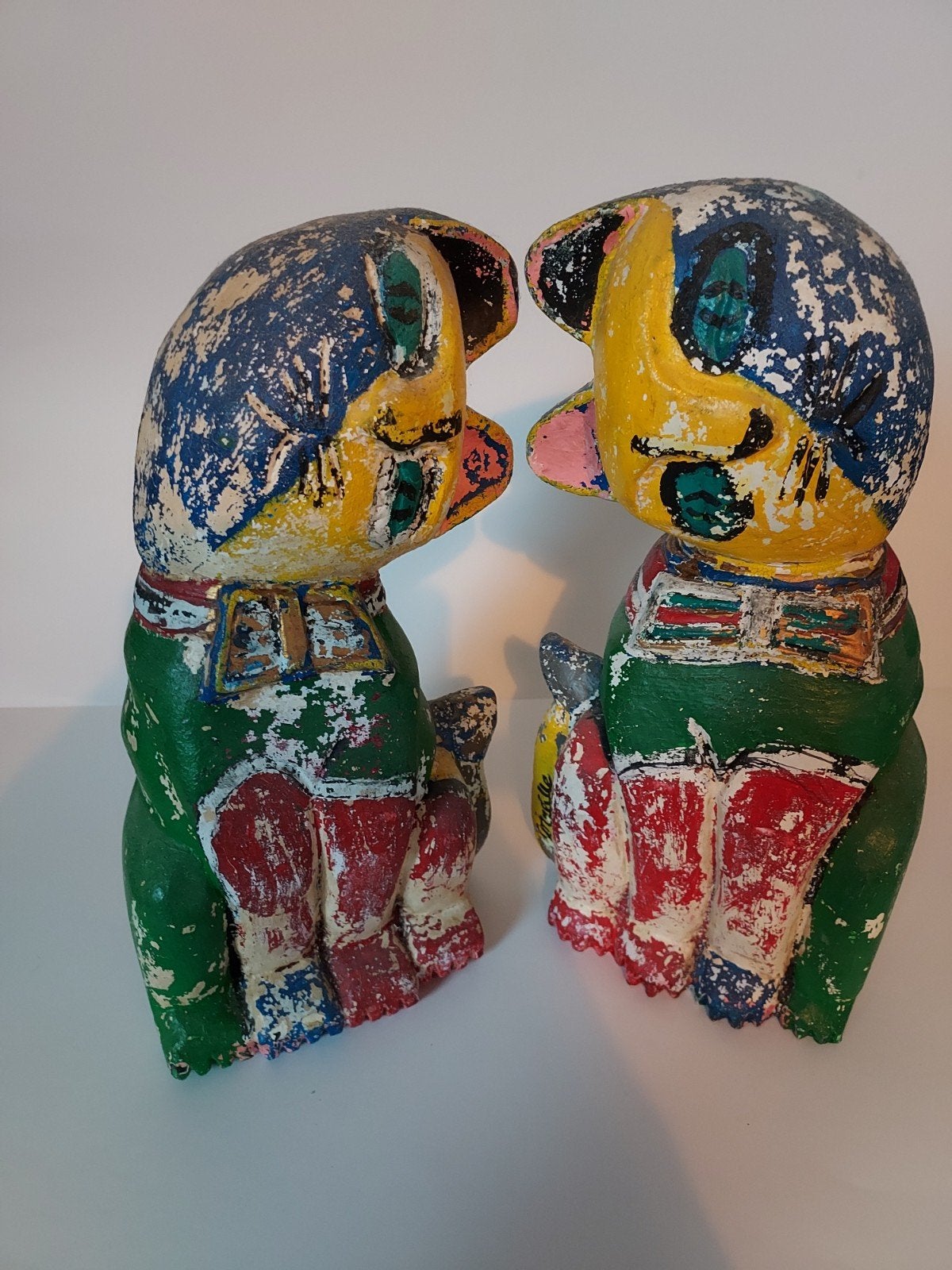 2 houten katten met signatuur van Corneille, Antiek en Kunst, Kunst | Beelden en Houtsnijwerken, Ophalen, Handgemaakt, Hout, Houtsnijwerk