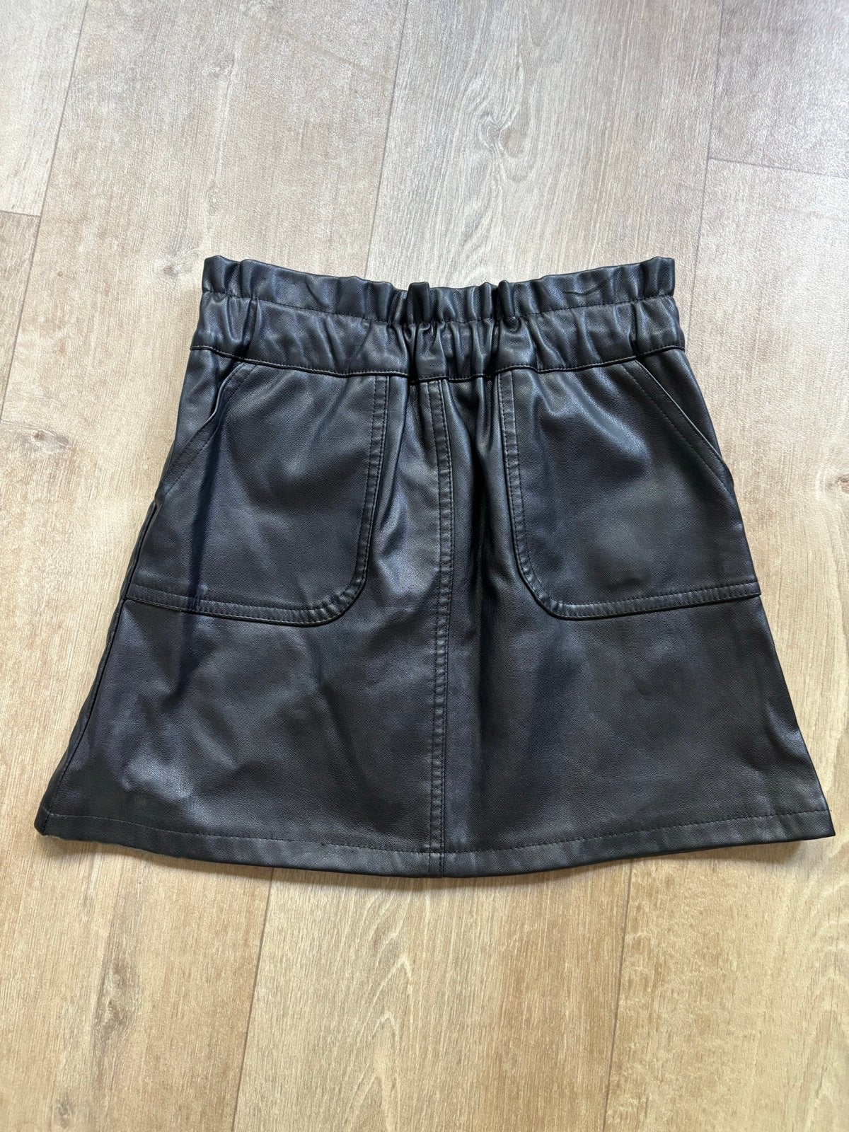 Zwart leren rokje met elastische tailleband, Kleding | Dames, Rokken, Zwart, Ophalen of Verzenden, Zo goed als nieuw, Maat 34 (XS) of kleiner