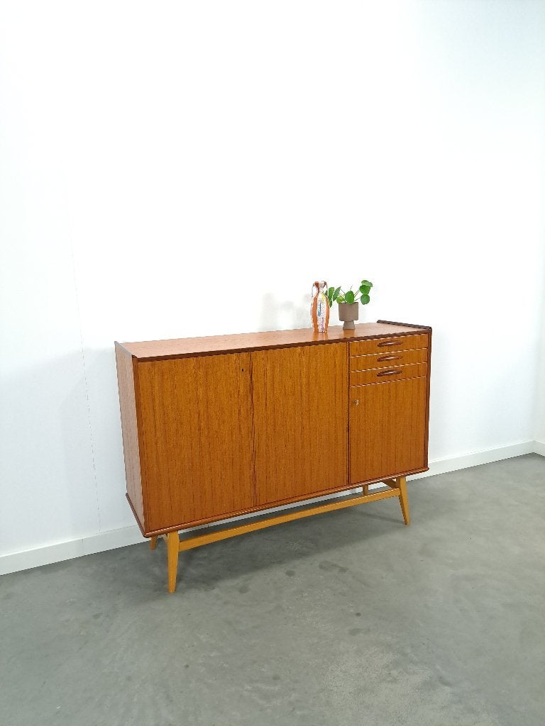 Teak kast met schuine poten en lades uit Zweden, Gebruikt, 100 tot 150 cm, Teakhout, Met lade(s)