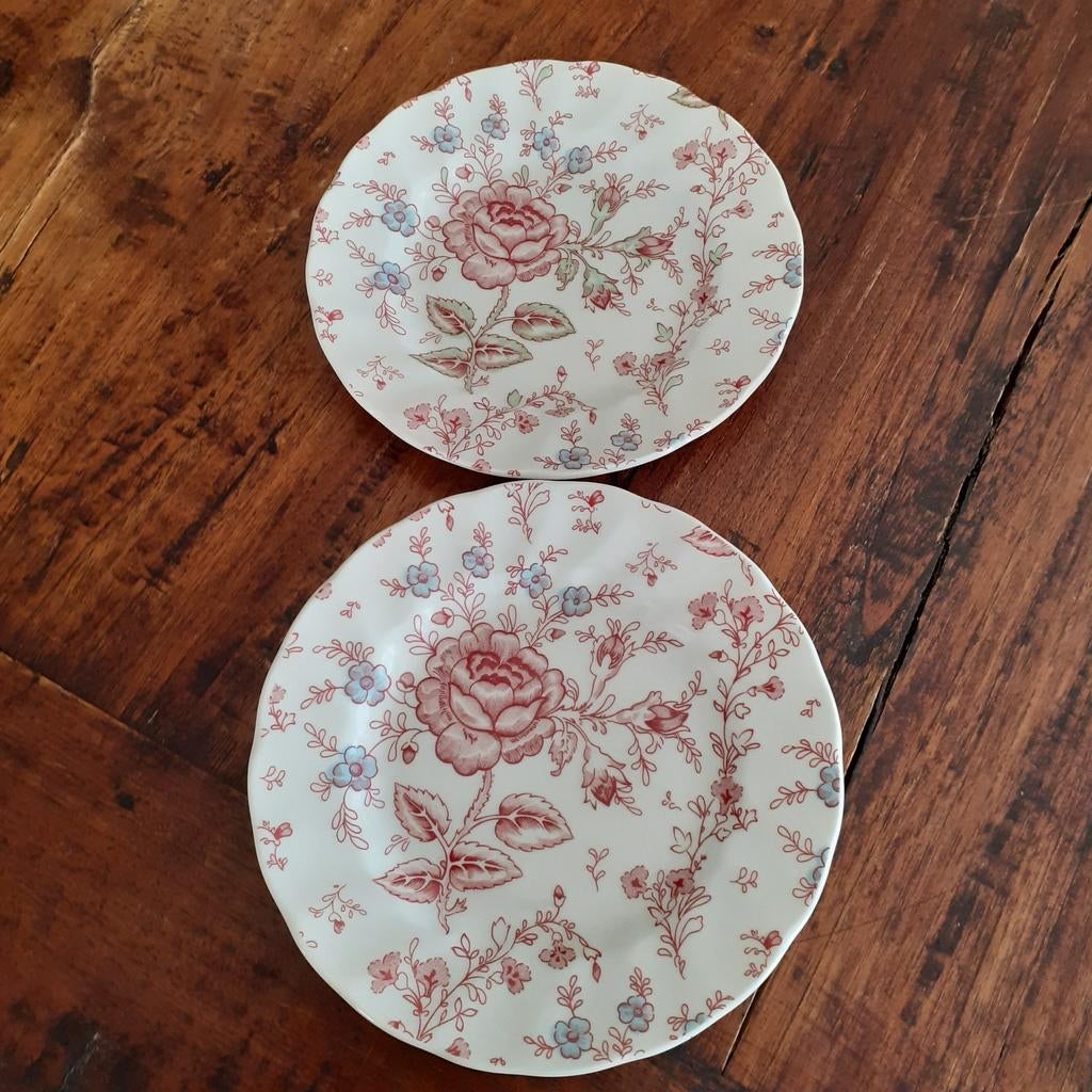 Johnson Brothers/Bros ROSE CHINTZ  2 Gebaksbordjes 17½ cm, Ophalen of Verzenden, Zo goed als nieuw, Bord(en), Overige stijlen