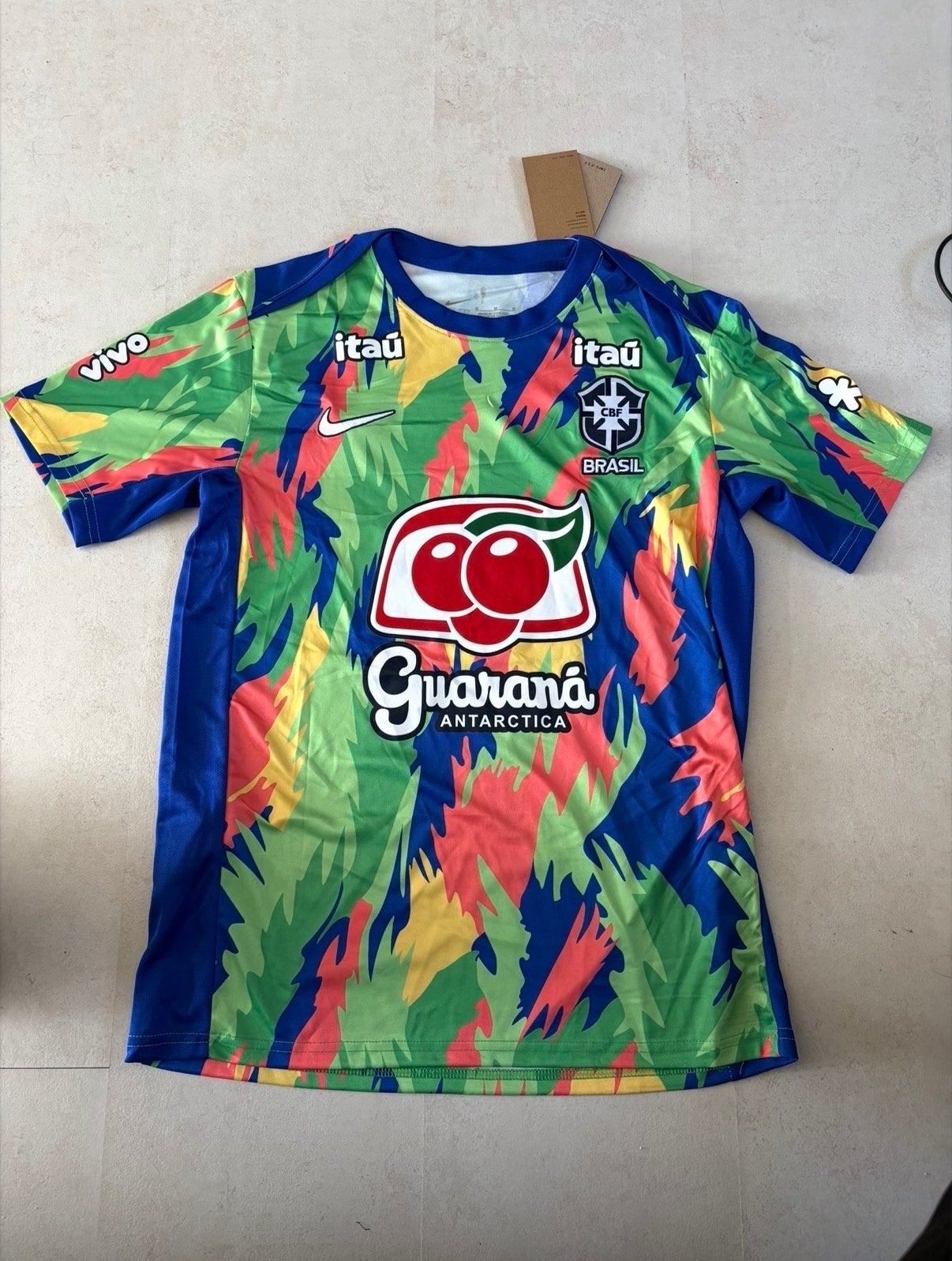 Uniek Brazilië Voetbalshirt - Kleurrijk Design, Sport en Fitness, Ophalen of Verzenden, Nieuw, Shirt