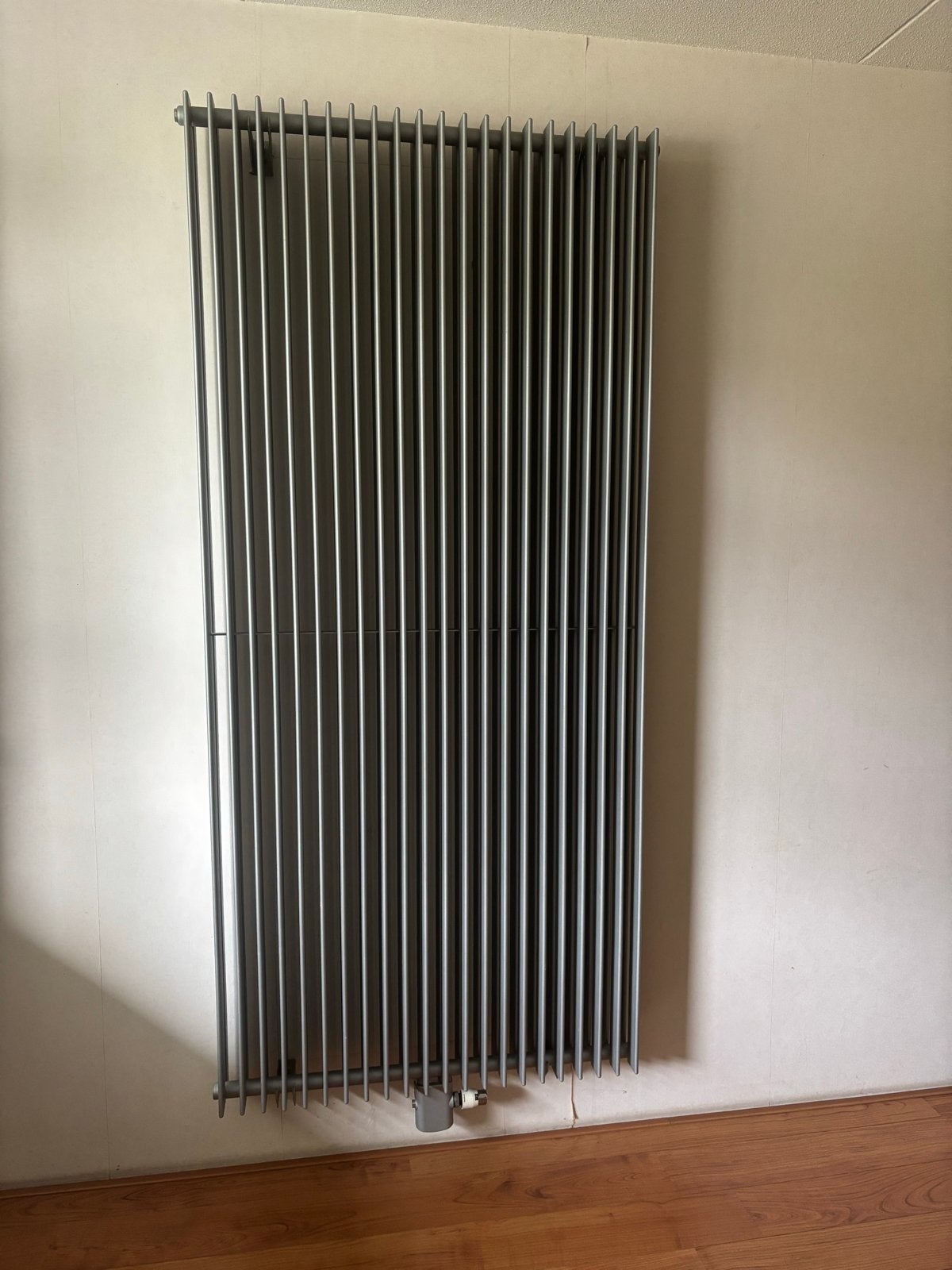 Vasco Tulipa T2 verticale radiator 990x2100mm aluminium grij, Gebruikt, Radiator, Ophalen of Verzenden, 60 tot 150 cm