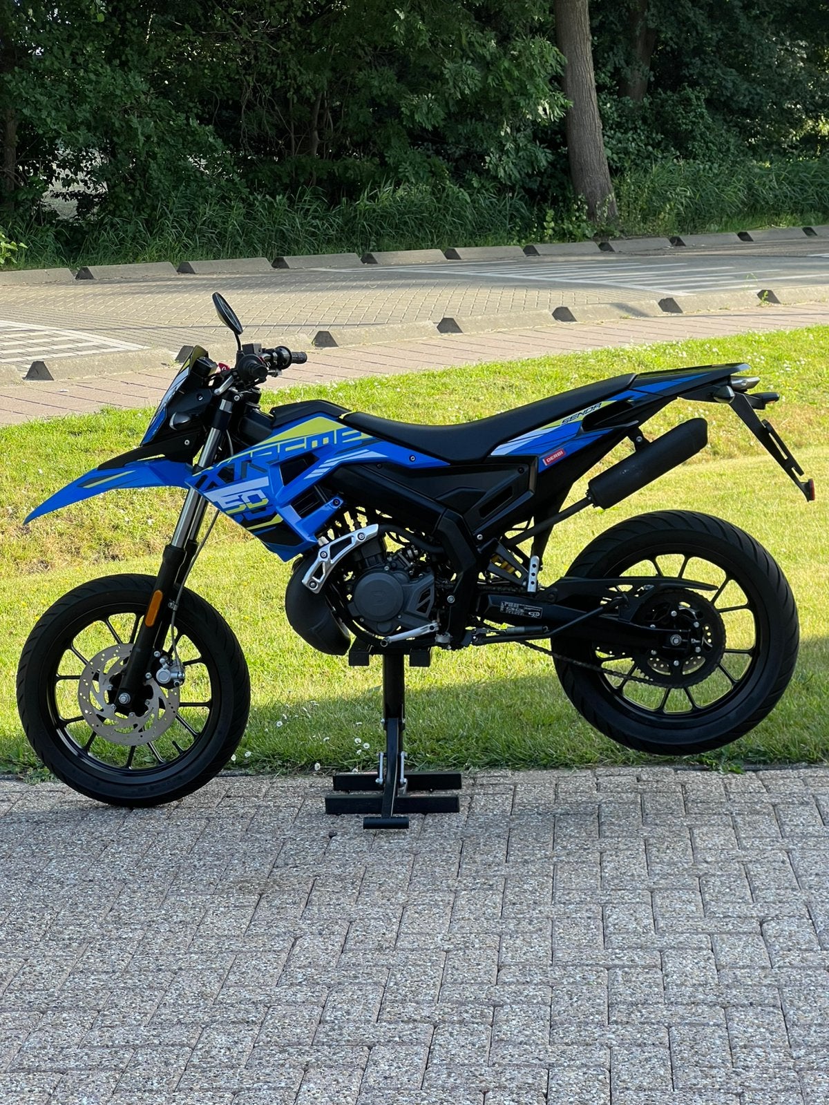 Derbi Senda | 2019 | MAAR 9800 KM, Fietsen en Brommers, Brommers | Derbi, Ophalen, 6 versnellingen, Maximaal 45 km/u, Zo goed als nieuw