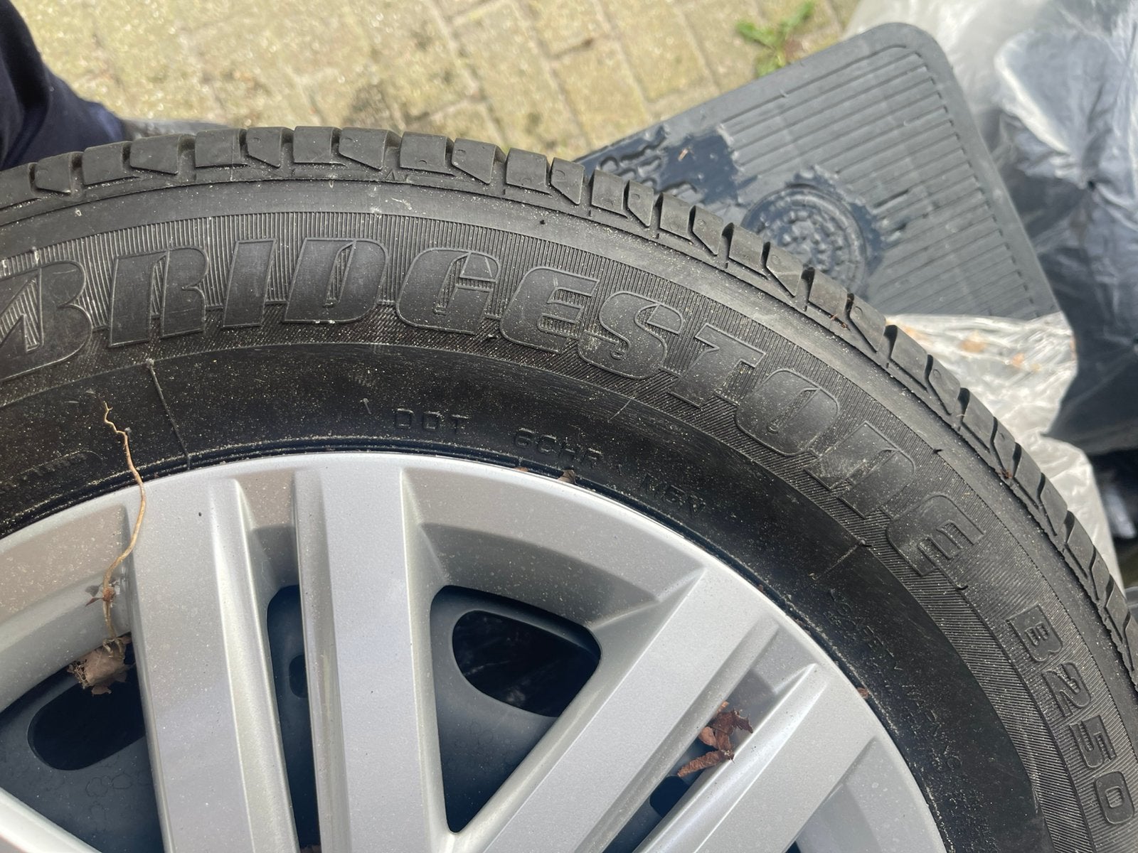 Bridgestone banden 175/65/14 met velgen, Auto-onderdelen, 14 inch, Gebruikt, 175 mm, Banden en Velgen