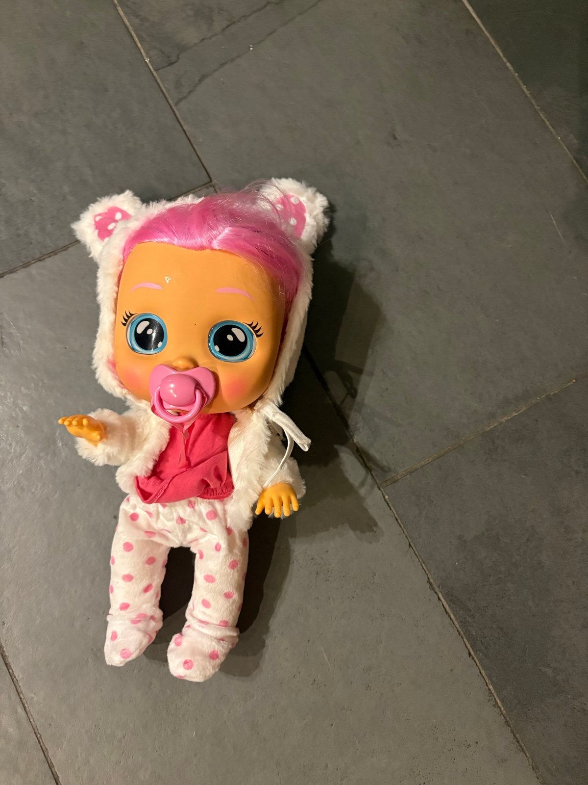 Cry Babies babypop met roze haar en berenpakje, Kinderen en Baby's, Ophalen of Verzenden, Zo goed als nieuw, Babypop