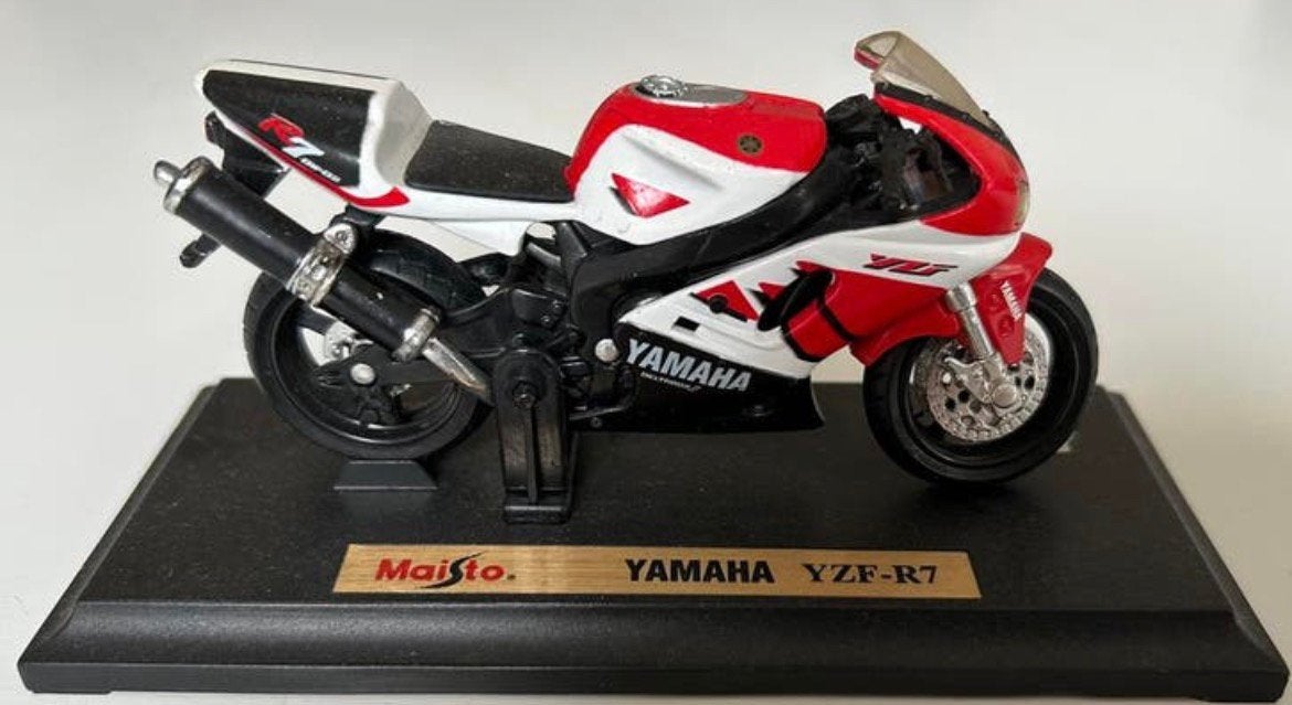 Maisto Yamaha YZF-R7 1:18 op standaard TT Assen, Ophalen of Verzenden, Zo goed als nieuw, Motor, Maisto