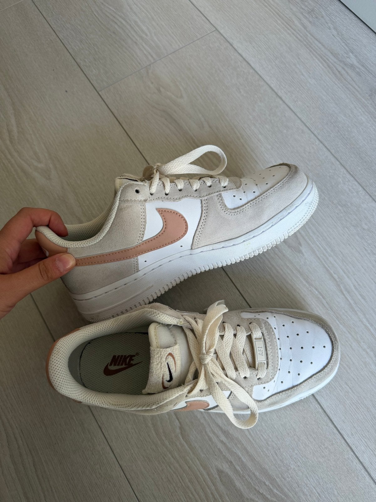 Nike Air Force 1 '07 Low - Beige/Roze, Kleding | Dames, Schoenen, Ophalen, Zo goed als nieuw, Beige, Sneakers of Gympen