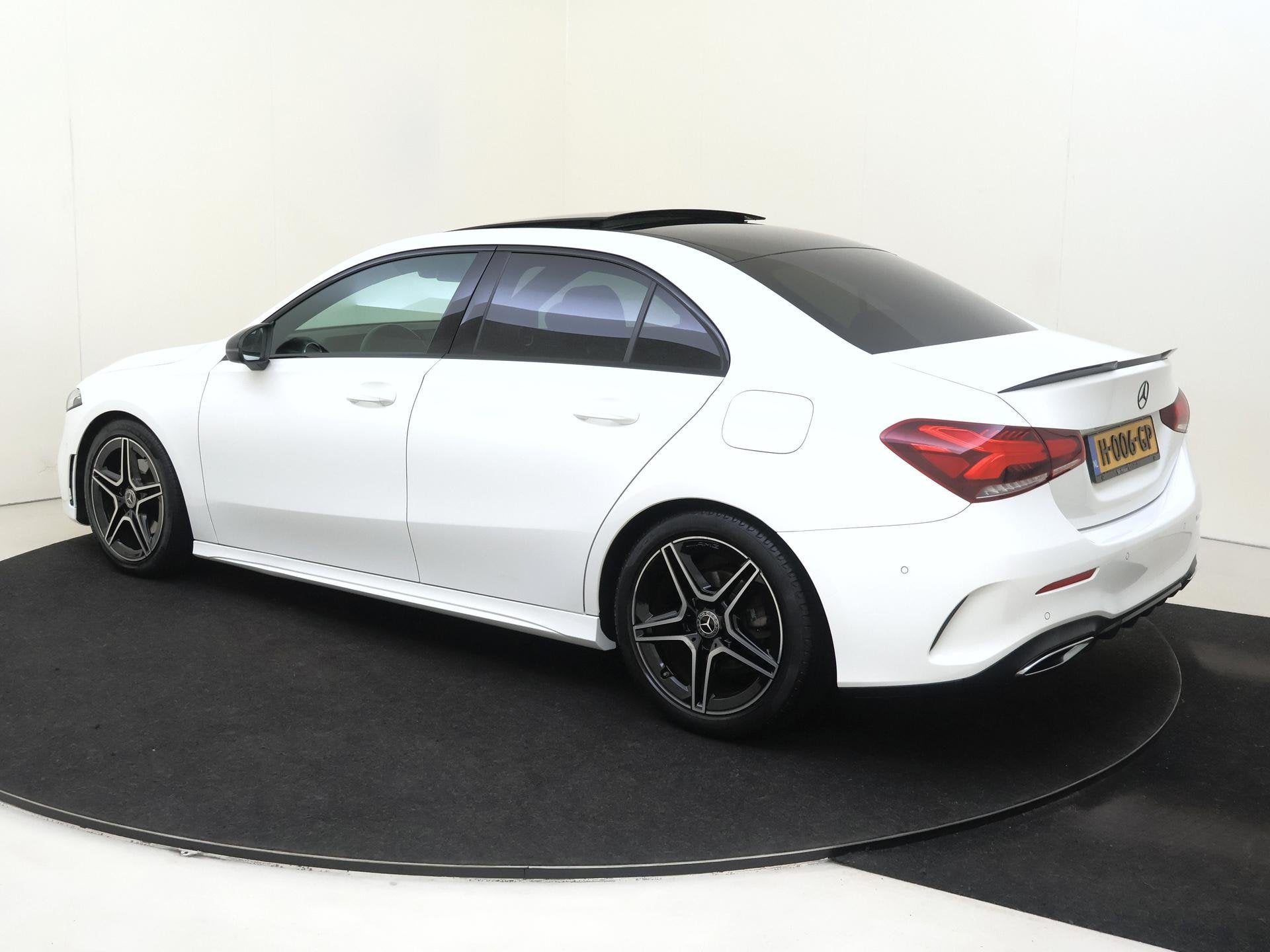 Mercedes-Benz A-klasse 180 Business Solution AMG Panoramadak, Auto's, Gebruikt, Euro 6, 4 cilinders, Wit