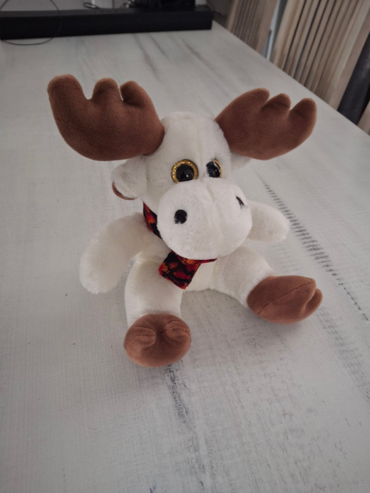 Leuke witte eland knuffel met sjaal, Ophalen of Verzenden, Gebruikt