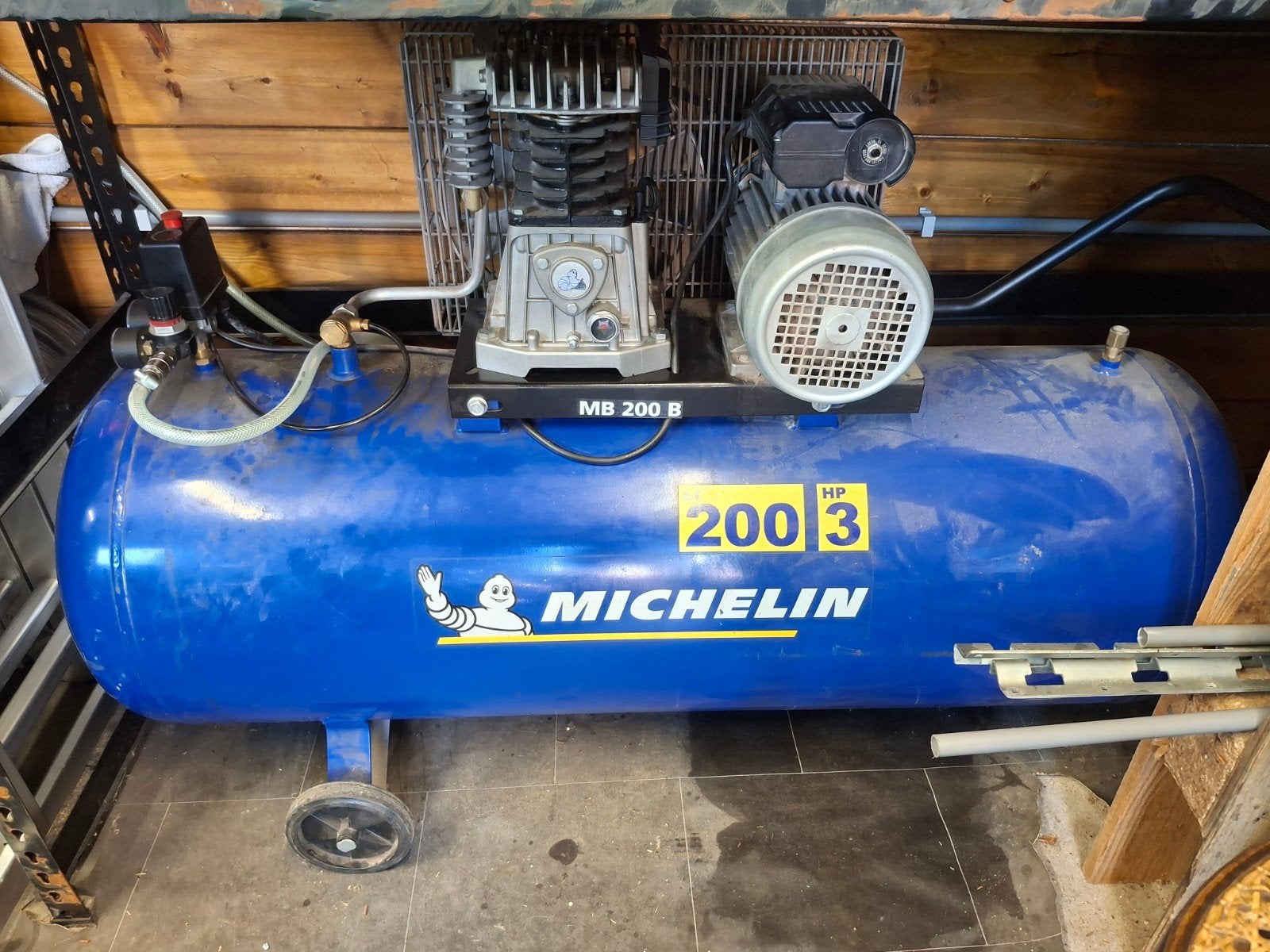 Compressor 200 liter, Doe-het-zelf en Verbouw, Compressors, 100 liter of meer, Ophalen