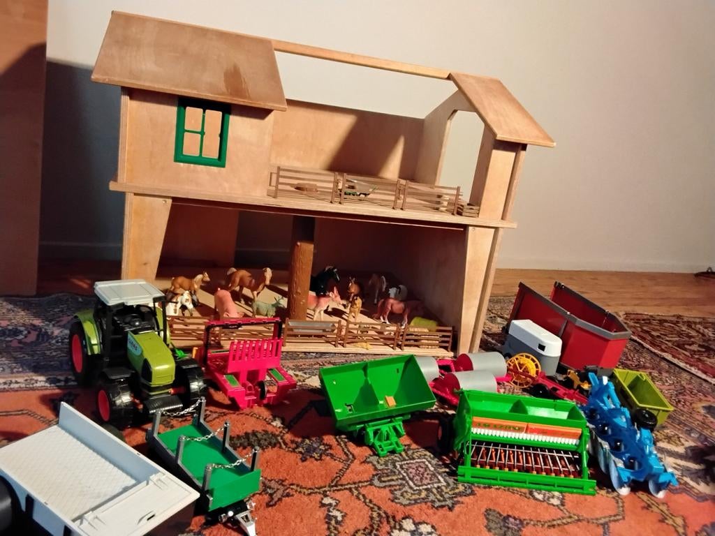 GROTE HOUTEN BOERDERIJ MET VELE TOEBEHOREN