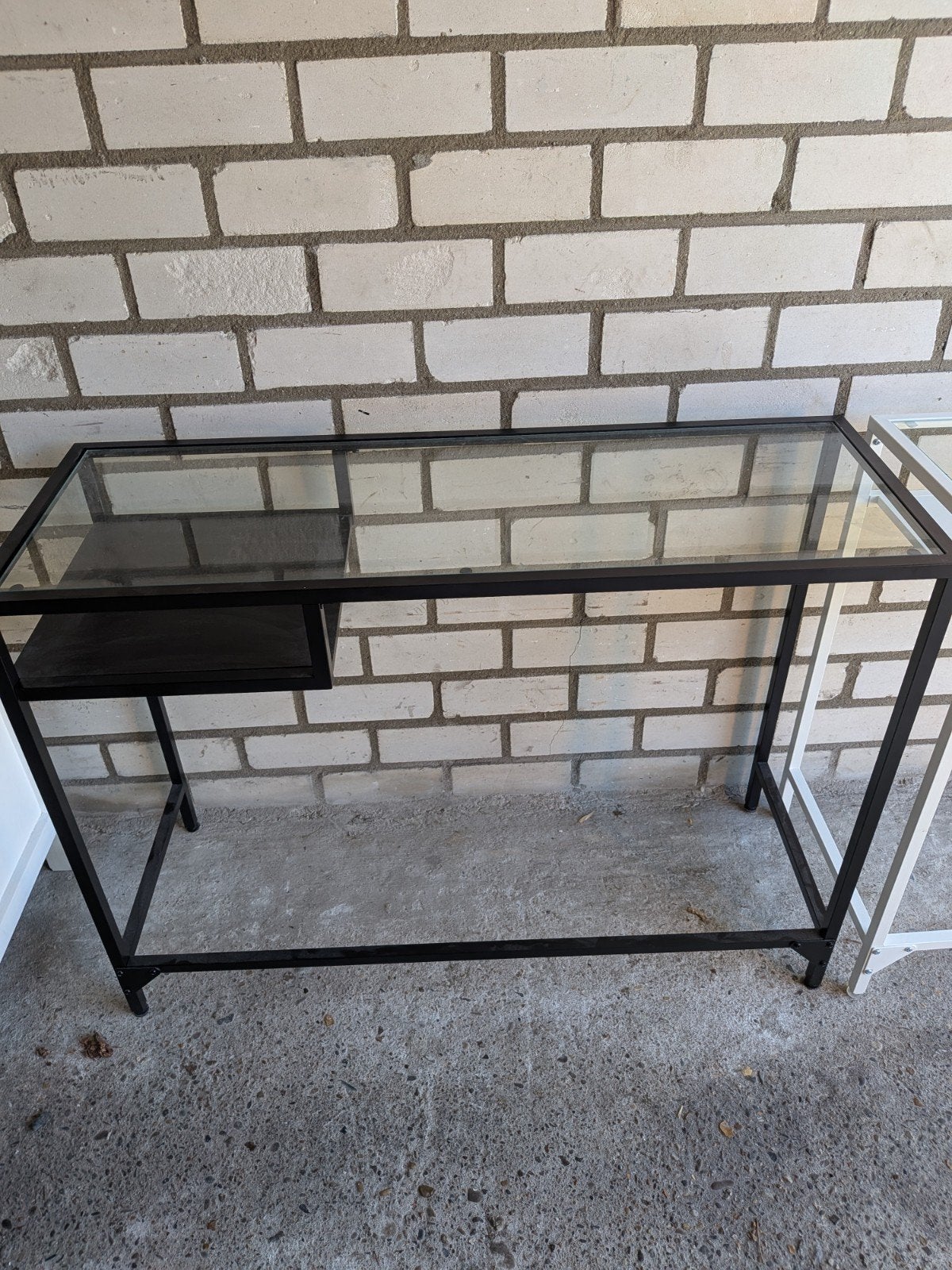 Wit of zwart metalen sidetable met glazen plaat.
Kan ook geb, Ophalen, 100 tot 150 cm, Zo goed als nieuw, 25 tot 50 cm
