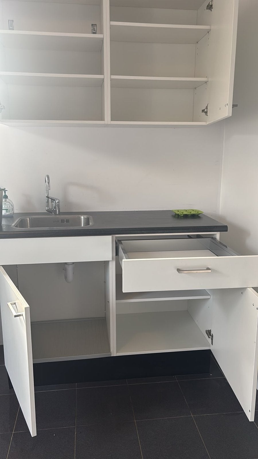 Keukenblok met onder- en bovenkastjes, zwart blad en kraan, Ophalen, Gebruikt, Wit, Enkelwandige keuken