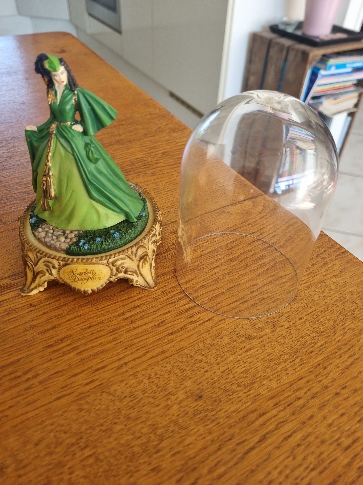 Scarlett O'Hara beeldje onder glazen stolp, Ophalen of Verzenden, Zo goed als nieuw, Mens
