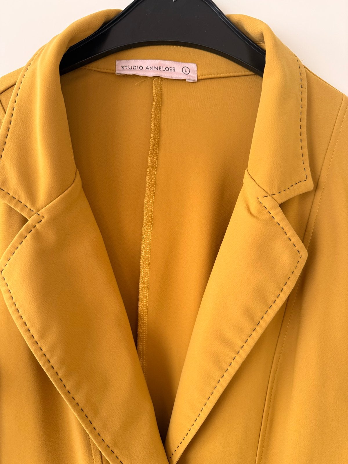 Studio Anneloes Jasje - Okergeel - Maat L, Kleding | Dames, Jasjes, Kostuums en Pakken, Verzenden, Geel, Maat 42/44 (L), Zo goed als nieuw