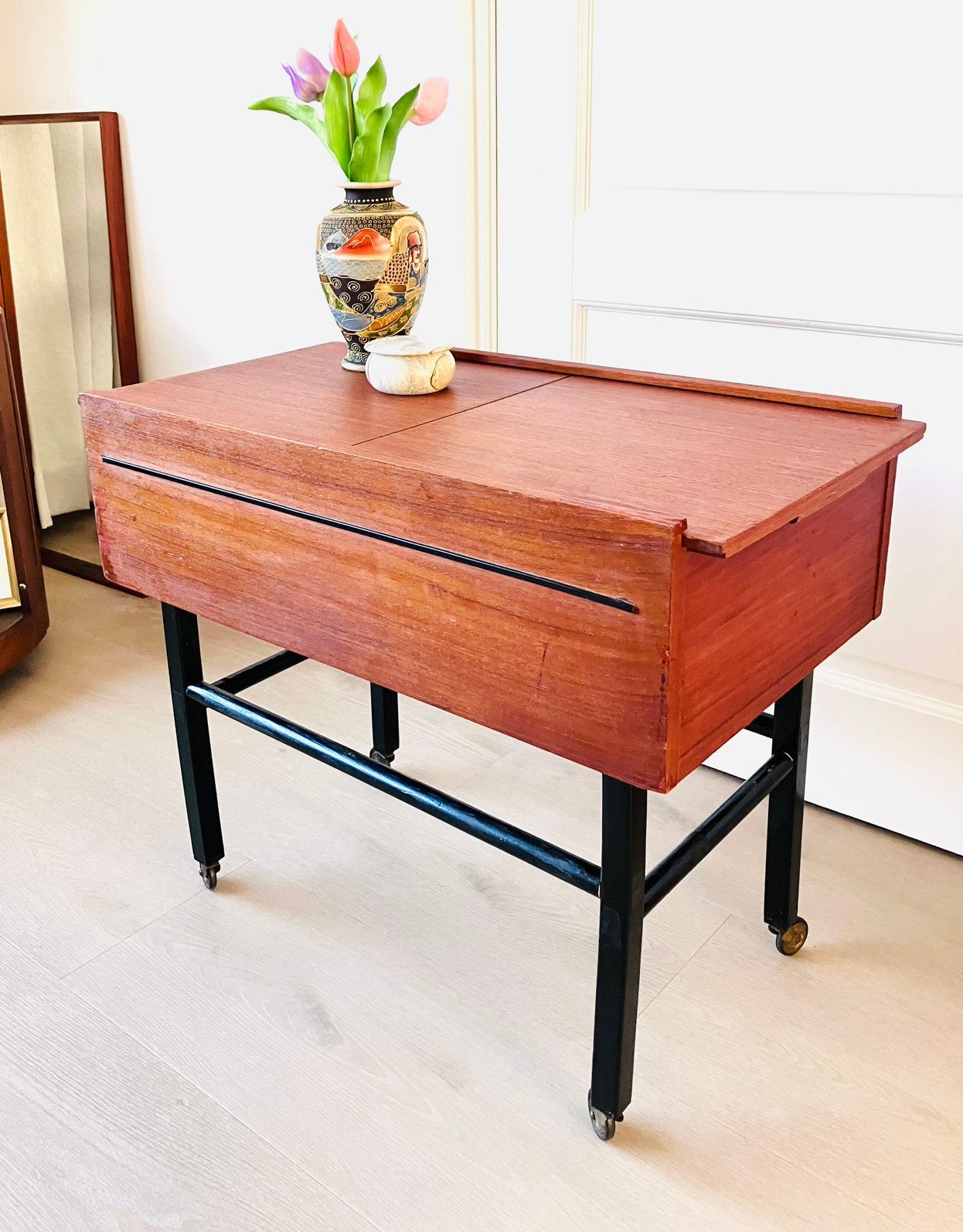 Vintage kastje, bijzettafel, naaitafel van Opal, Vintage, 55 tot 75 cm, Zo goed als nieuw, Rechthoekig