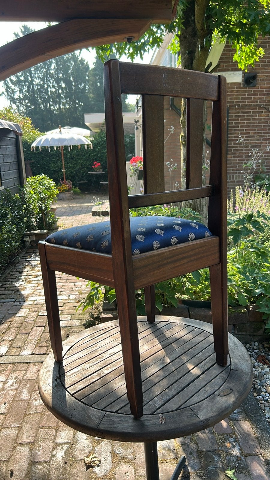 Vintage houten stoel met blauw gestoffeerde zitting, Ophalen of Verzenden
