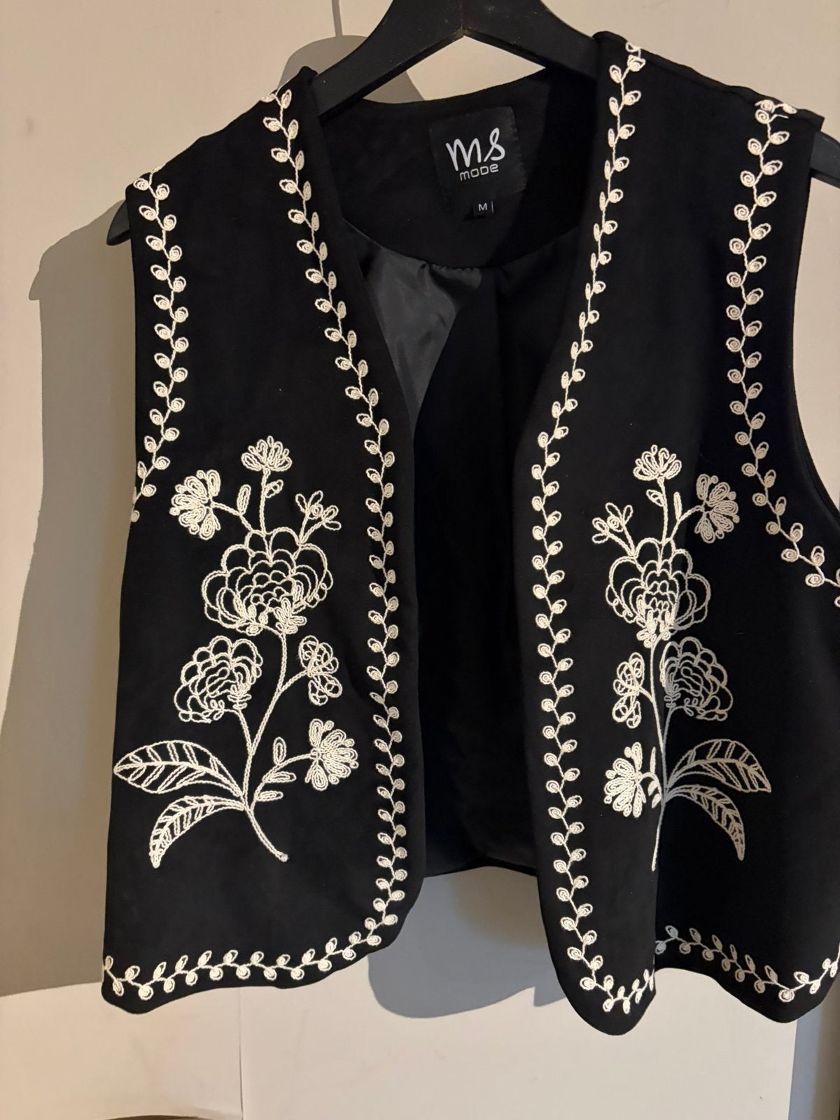 Suede gilet met borduursel L, Kleding | Dames, Bodywarmers, Ophalen of Verzenden, Zo goed als nieuw