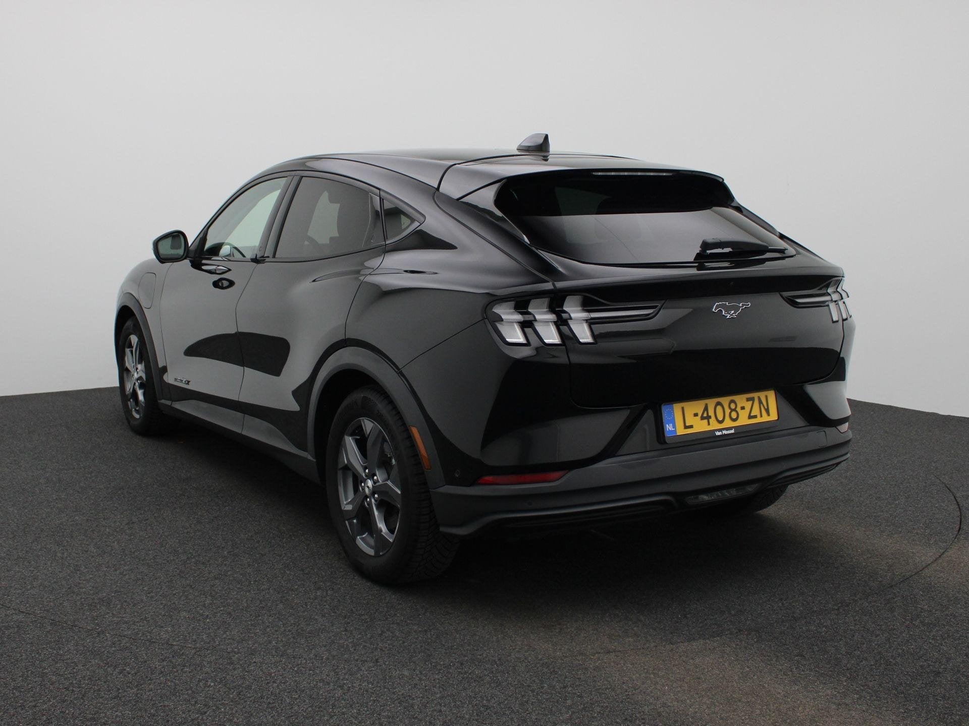 Ford Mustang Mach-E Extended RWD 98 kWh | Panoramadak | Adap, Auto's, 12 maanden, Gebruikt, 750 kg, Zwart