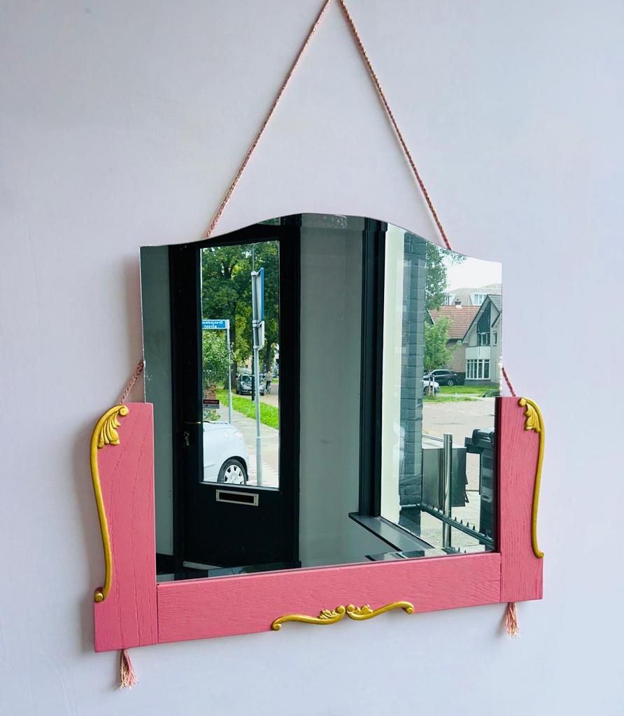 Decoratieve roze spiegel, gouden details, staand of hangend., Huis en Inrichting, Woonaccessoires | Spiegels, Ophalen, Zo goed als nieuw