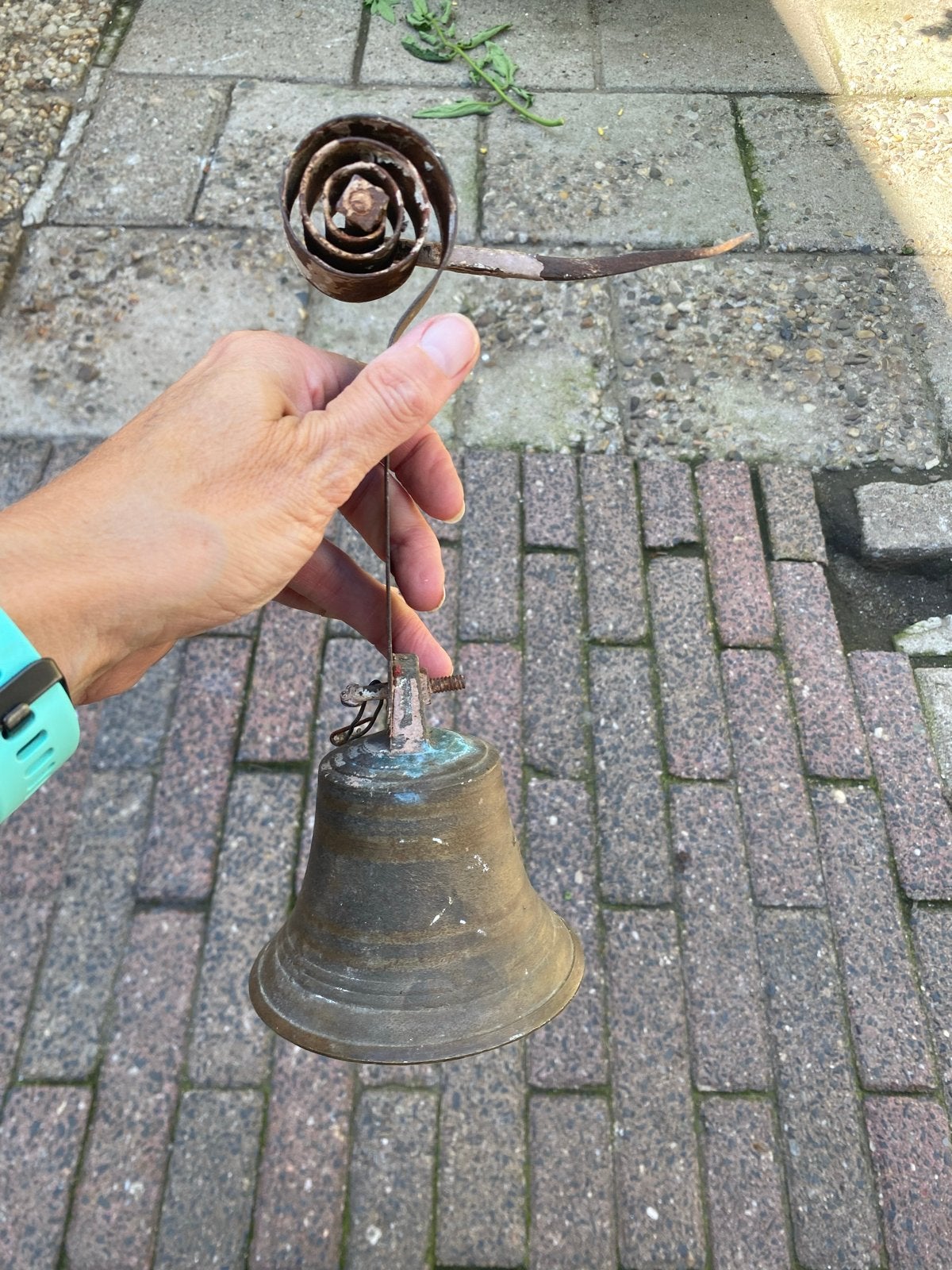 Antieke bronzen bel met smeedijzeren houder, Antiek en Kunst, Ophalen of Verzenden