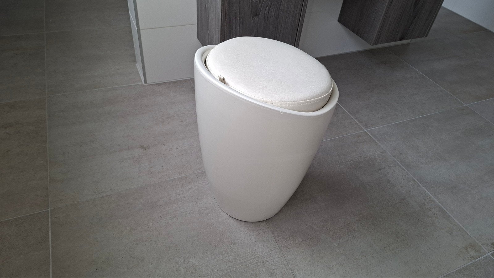 Witte poef met opbergruimte en comfortabel zitkussen, Ophalen, Minder dan 50 cm, Kunststof, Rond