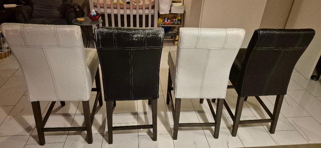 Hoge stoelen en hoge tafel, Ophalen, Gebruikt, Hout