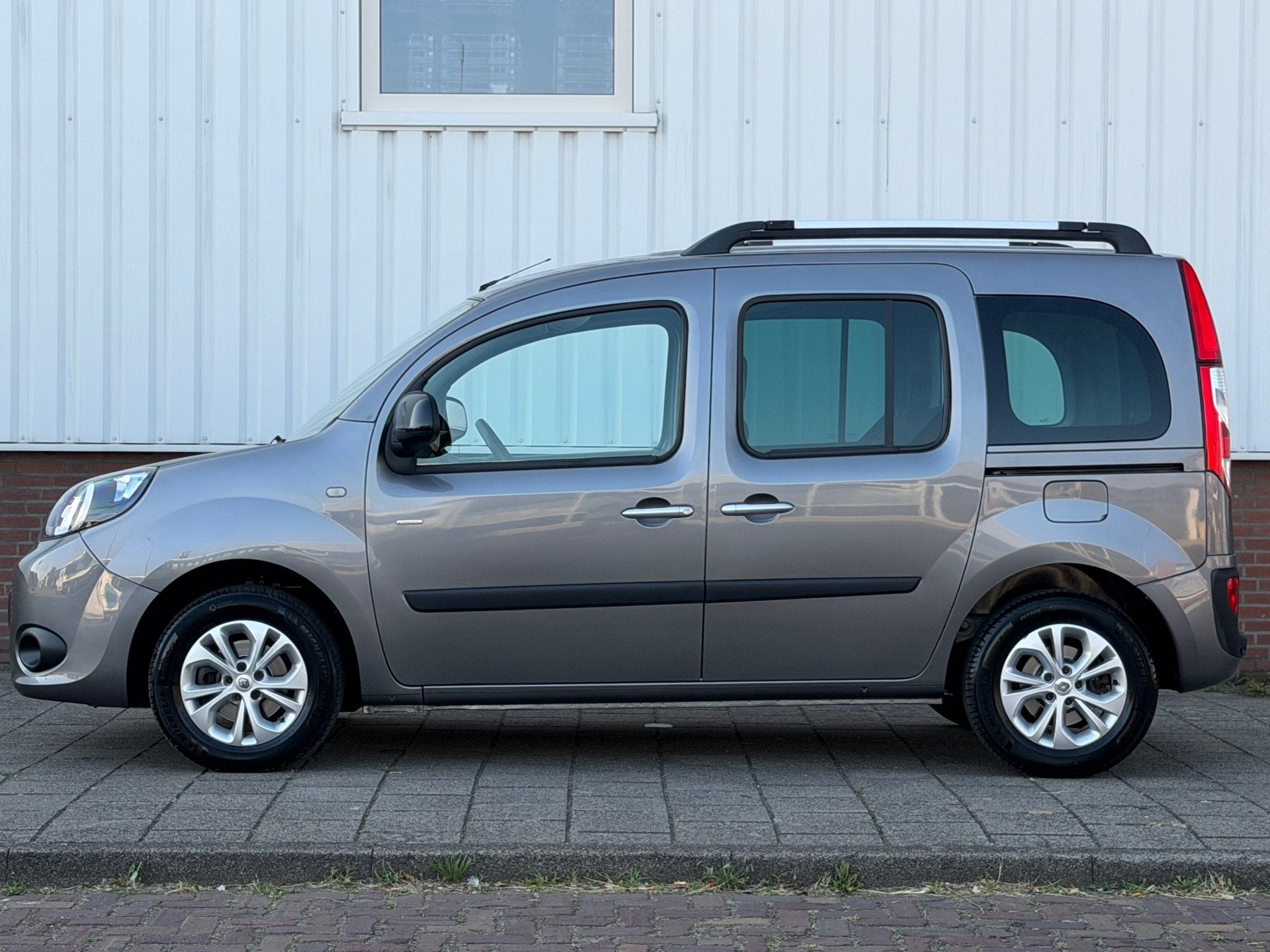 Renault Kangoo Family 1.2 TCe Automaat Airco, Auto's, Gebruikt, 4 cilinders, Bedrijf, Kangoo
