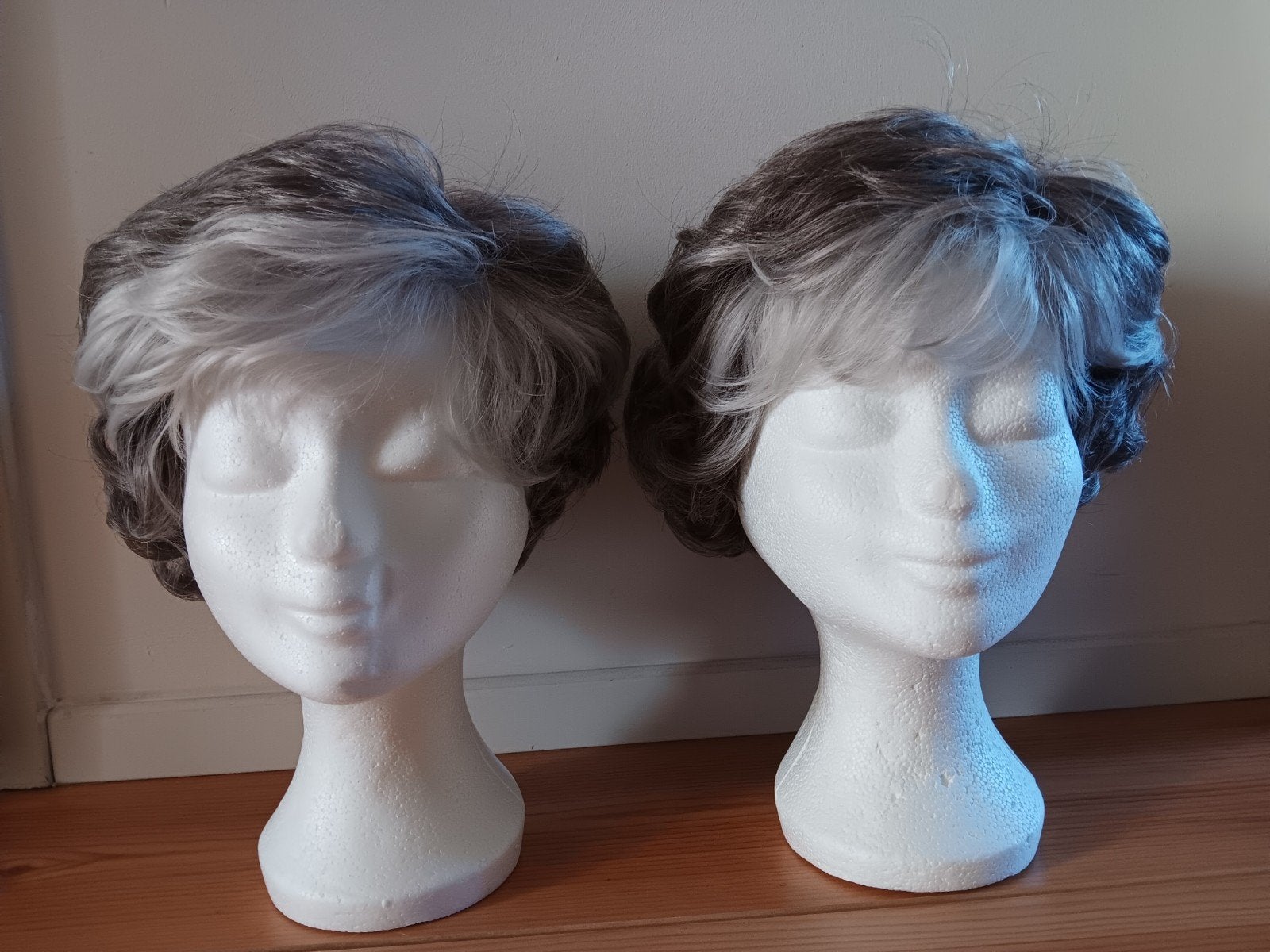 2x Synthetische Pruik Grijs - Toneel, Carnaval, Sarah, Feest, Ophalen of Verzenden, Nieuw, Overige typen, Carnaval