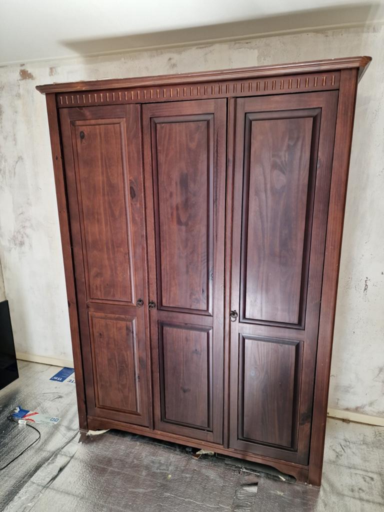 Massief houten kledingkast met 3 deuren, Met deur(en), Gebruikt, 100 tot 150 cm, Klassiek