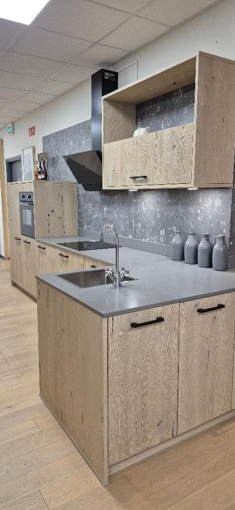 Showroomkeuken Brigitte houtfineer met composiet blad, Ophalen, Overige kleuren, Nieuw, Enkelwandige keuken